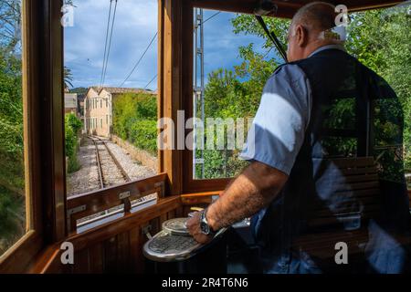 Chauffeur du tramway d'époque au village de Soller. Le tramway assure un service 5kms heures sur 24, 7 jours sur 7 depuis la gare du village de Soller jusqu'à Puerto de sol Banque D'Images