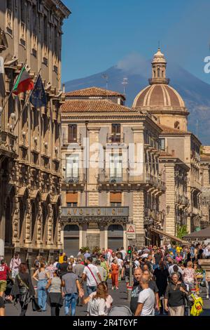 Vue sur la Piazza Duomo et l'Etna en arrière-plan, Catane, Sicile, Italie, Europe Banque D'Images