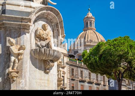 Vue sur la fontaine de l'éléphant et la Chiesa della Badia di Sant'Agata, Piazza Duomo, Catane, Sicile, Italie, Europe Banque D'Images