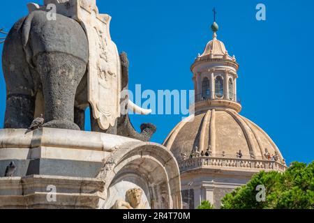 Vue sur la fontaine de l'éléphant et la Chiesa della Badia di Sant'Agata, Piazza Duomo, Catane, Sicile, Italie, Europe Banque D'Images