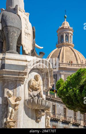 Vue sur la fontaine de l'éléphant et la Chiesa della Badia di Sant'Agata, Piazza Duomo, Catane, Sicile, Italie, Europe Banque D'Images