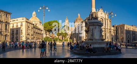 Vue sur le Duomo di Sant'Agata, la Chiesa della Badia di Sant'Agata et la fontaine de l'éléphant, Piazza Duomo, Catane, Sicile, Italie, Europe Banque D'Images