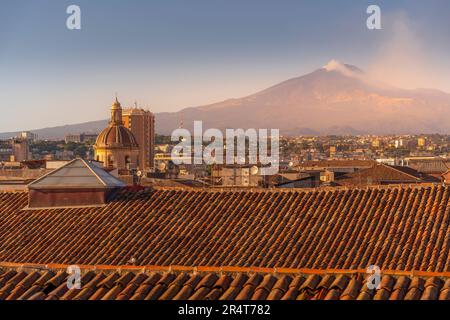 Vue sur les toits et l'Etna, Catane, Sicile, Italie, Europe Banque D'Images