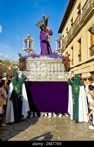 Andalousie Espagne. Procession au Santa Semana (semaine Sainte) à Grenade. Statues sacoches montées sur des flotteurs Banque D'Images