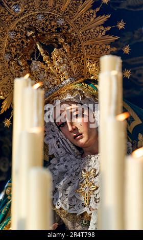 Andalousie Espagne. Procession au Santa Semana (semaine Sainte) à Grenade. Statues sacoches montées sur des flotteurs Banque D'Images