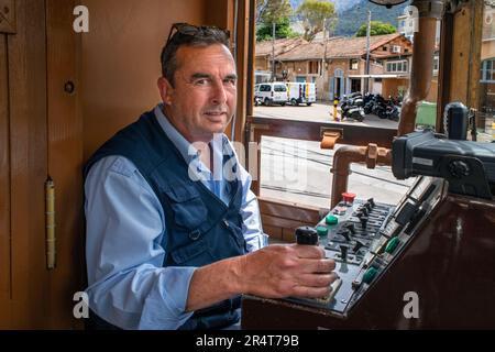 Portrait du chauffeur du train Tren de Soller train historique d'époque qui relie Palma de Majorque à Soller, Majorque, Iles Baléares, Espagne, Banque D'Images