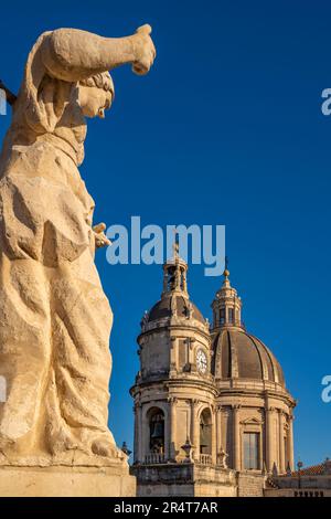 Vue sur le Duomo di Sant'Agata depuis la position surélevée, Catane, Sicile, Italie, Europe Banque D'Images