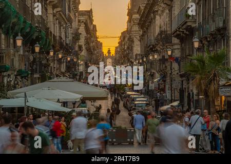 Vue sur la rue animée menant à Porta Garibaldi au coucher du soleil, Catane, Sicile, Italie, Europe Banque D'Images