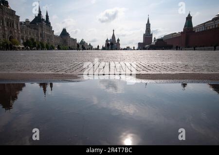 Le Gum Shopping Mall et le grand magasin, avec St. Eglise des basils et tour de l'horloge de la Spasskaya Bashnya, place Rouge de Moscou Banque D'Images