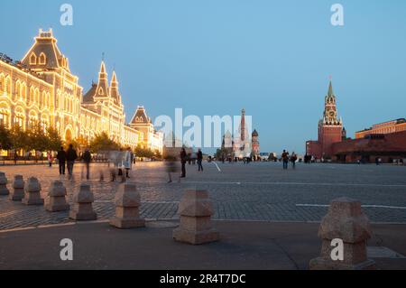 Le Gum Shopping Mall et le grand magasin, avec St. Église des Basils et tour de l'horloge de la place Rouge de Moscou, au crépuscule Banque D'Images