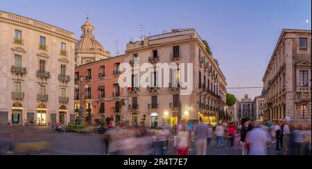 Vue sur la rotonde de Chiesa della Badia di Sant'Agata depuis la Piazza Univercity au crépuscule, Catane, Sicile, Italie, Europe Banque D'Images