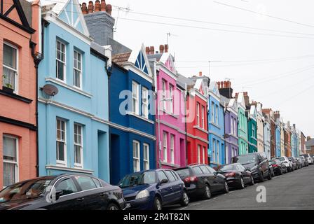 Brighton, Royaume-Uni - 19 mai 2019: Une rangée de maisons en terrasse peintes de couleurs à Brighton sur une colline escarpée. Banque D'Images