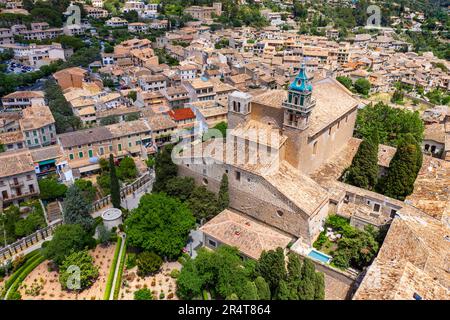 Vue aérienne du Real Cartuja de Valldemossa, un ancien monastère charhusien fondé comme résidence royale, île de Majorque, îles Baléares, Espagne. T Banque D'Images