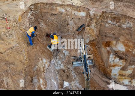 les tuyaux sont endommagés en raison de travaux d'excavation sur le chantier de construction Banque D'Images