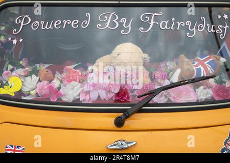 Brighton, Royaume-Uni - 19 mai 2019 : vue détaillée de la fenêtre arrière d'une mini voiture jaune participant à la mini-course 2019 de Londres Brighton. Banque D'Images