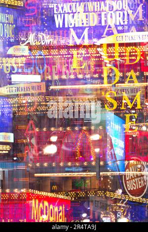 US, New York, Neon panneaux de rue autour de Times Square avec des reflets et une exposition multiple. Banque D'Images