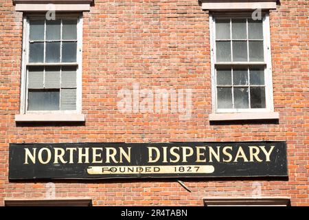 US, New York, Northern Dispensary signe sur le bâtiment historique de Greenwich. Banque D'Images