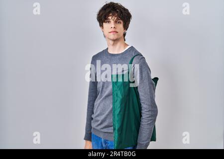 Jeune homme portant un sac réutilisable attitude de pensée et d'expression sobre regardant de soi-même confiant Banque D'Images