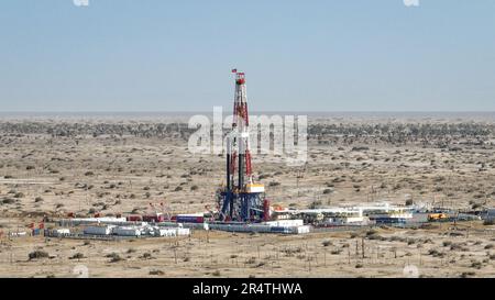 (230530) -- URUMQI, 30 mai 2023 (Xinhua) -- cette photo aérienne prise sur 30 mai 2023 montre le projet de forage d'un trou de forage de plus de 10 000 mètres de profondeur pour l'exploration scientifique dans la région autonome de Xinjiang dans le nord-ouest de la Chine. Le forage du premier puits de forage de plus de 10 000 mètres de profondeur de la Chine pour l'exploration scientifique a commencé mardi dans le bassin du Tarim, dans la région autonome du Xinjiang au nord-ouest de la Chine. L'opération a commencé mardi à 11 h 46. Il représente un point de repère dans l'exploration de la Terre profonde en Chine, fournissant une occasion sans précédent d'étudier des zones de la planète profonde bene Banque D'Images