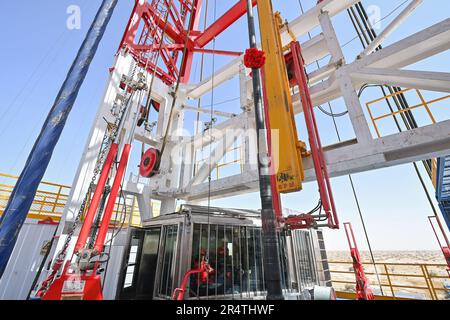 (230530) -- URUMQI, 30 mai 2023 (Xinhua) -- des ingénieurs inspectent le fonctionnement de la machine de forage au projet de forage d'un trou de forage de plus de 10 000 mètres de profondeur pour l'exploration scientifique dans la région autonome de Xinjiang, au 30 mai 2023, dans le nord-ouest de la Chine. Le forage du premier puits de forage de plus de 10 000 mètres de profondeur de la Chine pour l'exploration scientifique a commencé mardi dans le bassin du Tarim, dans la région autonome du Xinjiang au nord-ouest de la Chine. L'opération a commencé mardi à 11 h 46. Il représente un point de repère dans l'exploration des terres profondes de la Chine, offrant une occasion sans précédent d'étudier des zones Banque D'Images