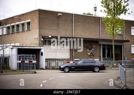 AMSTERDAM - transport au tribunal pour la poursuite de l'affaire pénale Marengo. Au total, dix-sept personnes sont en procès dans cette affaire, soupçonnées de participation à une organisation criminelle et (dans une composition variable) de participation à six meurtres, quatre tentatives de meurtres et de préparation de liquidations. ANP RAMON VAN FLYMEN pays-bas sortie - belgique sortie Banque D'Images