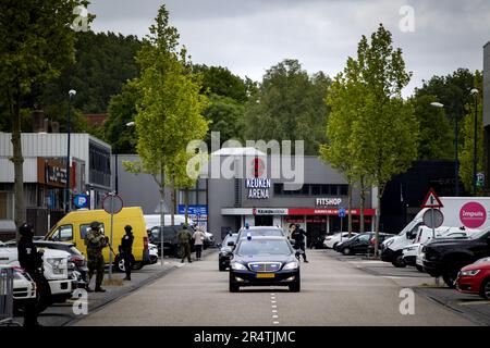 AMSTERDAM - transport au tribunal pour la poursuite de l'affaire pénale Marengo. Au total, dix-sept personnes sont en procès dans cette affaire, soupçonnées de participation à une organisation criminelle et (dans une composition variable) de participation à six meurtres, quatre tentatives de meurtres et de préparation de liquidations. **NOTE DE LA RÉDACTION: La plaque d'immatriculation a été cachée.** ANP RAMON VAN FLYMEN pays-bas hors - belgique hors Banque D'Images