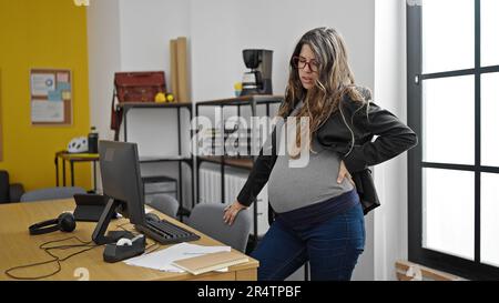 Jeune femme enceinte travailleur d'affaires souffrant de mal de dos au bureau Banque D'Images