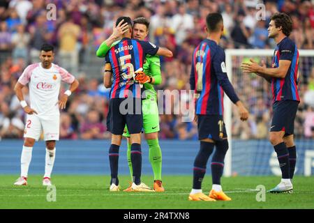 Sergio Busquets et Marc-Andre Ter Stegen dans son dernier match en tant que joueur du FC Barcelone pendant le match de la Liga entre le FC Barcelone et le RCD Mallorca a joué au stade Spotify Camp Nou sur 28 mai 2023 à Barcelone, en Espagne. (Photo de Colas Buera / PRESSINPHOTO) Banque D'Images