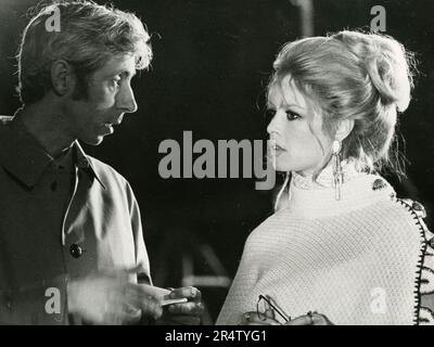 L'actrice française Brigitte Bardot et l'acteur Patrick Gilles dans le film The Bear and the Doll, France 1970 Banque D'Images