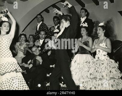 Couple portant une robe espagnole traditionnelle dansant Flamenco, Espagne 1970s Banque D'Images