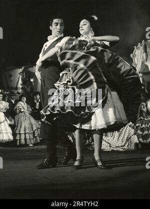 Couple portant une robe espagnole traditionnelle dansant Flamenco, Espagne 1970s Banque D'Images