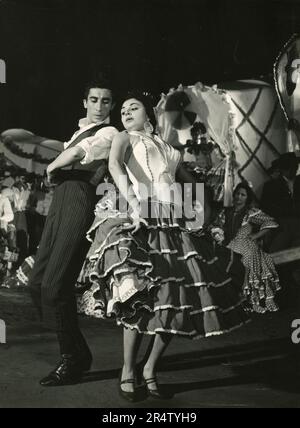 Couple portant une robe espagnole traditionnelle dansant Flamenco, Espagne 1970s Banque D'Images