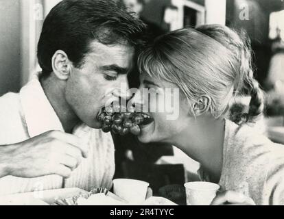 L'acteur Dirk Bogarde et l'actrice Julie Christie dans le film Darling, 1965 Banque D'Images