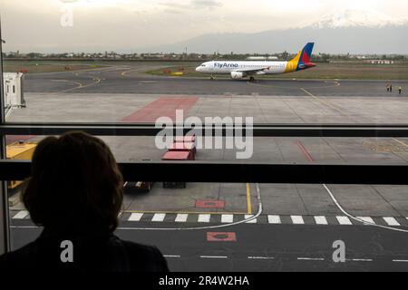 Envolez-vous avec les compagnies aériennes arméniennes d'Arna avion sur le tarmac. Erevan aéroport Arménie. En regardant par la fenêtre de la salle d'attente de l'aéroport vers l'aérodrome. Banque D'Images