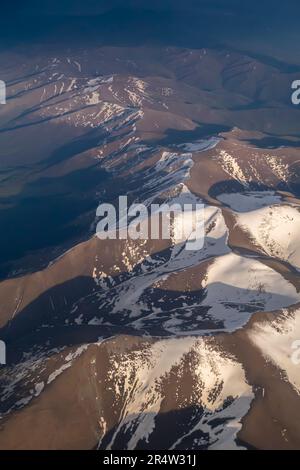 Montagnes du Caucase - vue aérienne de nuit depuis un avion Banque D'Images
