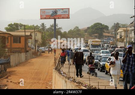 SIERRA LEONE, Freetown, construction de routes de la société chinoise CREC Banque D'Images