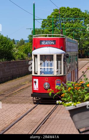 Tramway à toit ouvert rouge numéro 12 douze, Seaton tramway électrique, reliant Seaton et Colyton à Devon, Royaume-Uni, en mai Banque D'Images