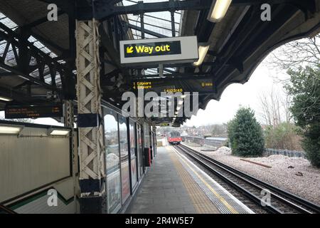 Un train de métro Northern Line approche de la station de métro Brent Cross, Londres. Ce train se dirige vers le nord et se termine à Edgware Banque D'Images