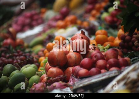 Dhaka, Bangladesh. Un vendeur bangladais vend des fruits sur un marché de rue à Dhaka, au Bangladesh, le 25 mai 2023. Le Bangladesh importe environ 1,58 millions de kilog Banque D'Images