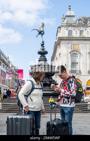 Londres, Royaume-Uni. 30 mai 2023. Touristes avec des valises à Piccadilly Circus. Des représentants des secteurs de l’accueil, de la vente au détail et du tourisme demandent que la décision du Trésor d’annuler l’exemption de TVA pour les touristes étrangers soit annulée. L'Association of International Retail a rapporté que, bien que les dépenses touristiques britanniques soient de retour aux niveaux d'avant la pandémie de 2019, ces dépenses en France, en Allemagne, en Espagne et en Italie sont deux ou trois fois plus élevées que celles d'avant Covid et la différence s'explique au Royaume-Uni par ce qu'on appelle la « taxe touristique ». Credit: Stephen Chung / Alamy Live News Banque D'Images