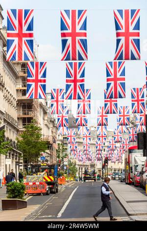 Londres, Royaume-Uni. 30 mai 2023. Vue sur les drapeaux de l'Union sur Regent Street, un quartier commerçant touristique. Des représentants des secteurs de l’accueil, de la vente au détail et du tourisme demandent que la décision du Trésor d’annuler l’exemption de TVA pour les touristes étrangers soit annulée. L'Association of International Retail a rapporté que, bien que les dépenses touristiques britanniques soient de retour aux niveaux d'avant la pandémie de 2019, ces dépenses en France, en Allemagne, en Espagne et en Italie sont deux ou trois fois plus élevées que celles d'avant Covid et la différence s'explique au Royaume-Uni par ce qu'on appelle la « taxe touristique ». Credit: Stephen Chung / Alamy Live News Banque D'Images