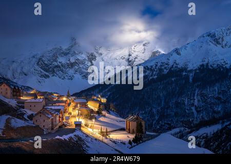 Parc national des Ecrins avec le village illuminé du Chazelet et le pic de la Meije la nuit. Hautes-Alpes, Alpes françaises, France Banque D'Images