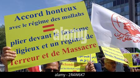 Bruxelles, Belgique. 30th mai 2023. Une protestation de l'opposition iranienne contre la libération du diplomate iranien Assadollah Assadi, reconnu coupable d'avoir fomenté une attaque terroriste, pour obtenir la libération du travailleur humanitaire belge Olivier Vandecastesteele, mardi 30 mai 2023, à Bruxelles. Le travailleur humanitaire belge Vandecasteele est arrivé vendredi dernier en Belgique après avoir passé 455 jours dans une prison iranienne. BELGA PHOTO NICOLAS BARAS crédit: Belga News Agency/Alay Live News Banque D'Images