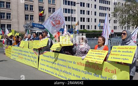 Bruxelles, Belgique. 30th mai 2023. Une protestation de l'opposition iranienne contre la libération du diplomate iranien Assadollah Assadi, reconnu coupable d'avoir fomenté une attaque terroriste, pour obtenir la libération du travailleur humanitaire belge Olivier Vandecastesteele, mardi 30 mai 2023, à Bruxelles. Le travailleur humanitaire belge Vandecasteele est arrivé vendredi dernier en Belgique après avoir passé 455 jours dans une prison iranienne. BELGA PHOTO NICOLAS BARAS crédit: Belga News Agency/Alay Live News Banque D'Images