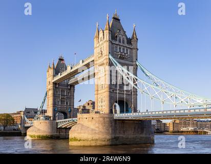 Tower Bridge de Londres. Il est combiné bascule et pont suspendu à Londres, construit entre 1886 et 1894. Il traverse la Tamise près de la Banque D'Images