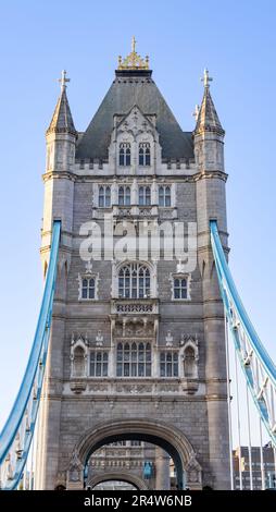 Détail du Tower Bridge de Londres. Il est combiné bascule et pont suspendu à Londres, construit entre 1886 et 1894. Il traverse le clo de la Tamise Banque D'Images