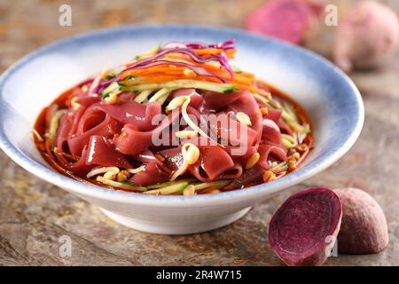 Nouilles Mung transparentes dans une sauce，Liangpi，plat chinois composé de nouilles froides à base de farine de blé ou de riz，nouilles chinoises de riz en-cas Banque D'Images