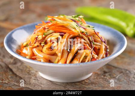 Nouilles Mung transparentes dans une sauce，Liangpi，plat chinois composé de nouilles froides à base de farine de blé ou de riz，nouilles chinoises de riz en-cas Banque D'Images