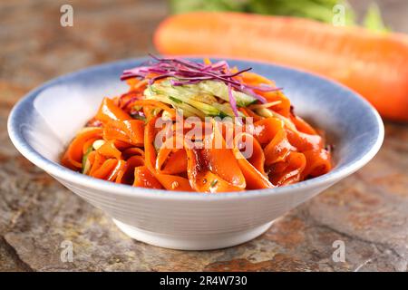 Nouilles Mung transparentes dans une sauce，Liangpi，plat chinois composé de nouilles froides à base de farine de blé ou de riz，nouilles chinoises de riz en-cas Banque D'Images