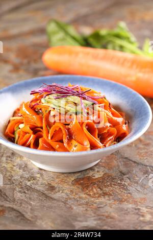 Nouilles Mung transparentes dans une sauce，Liangpi，plat chinois composé de nouilles froides à base de farine de blé ou de riz，nouilles chinoises de riz en-cas Banque D'Images